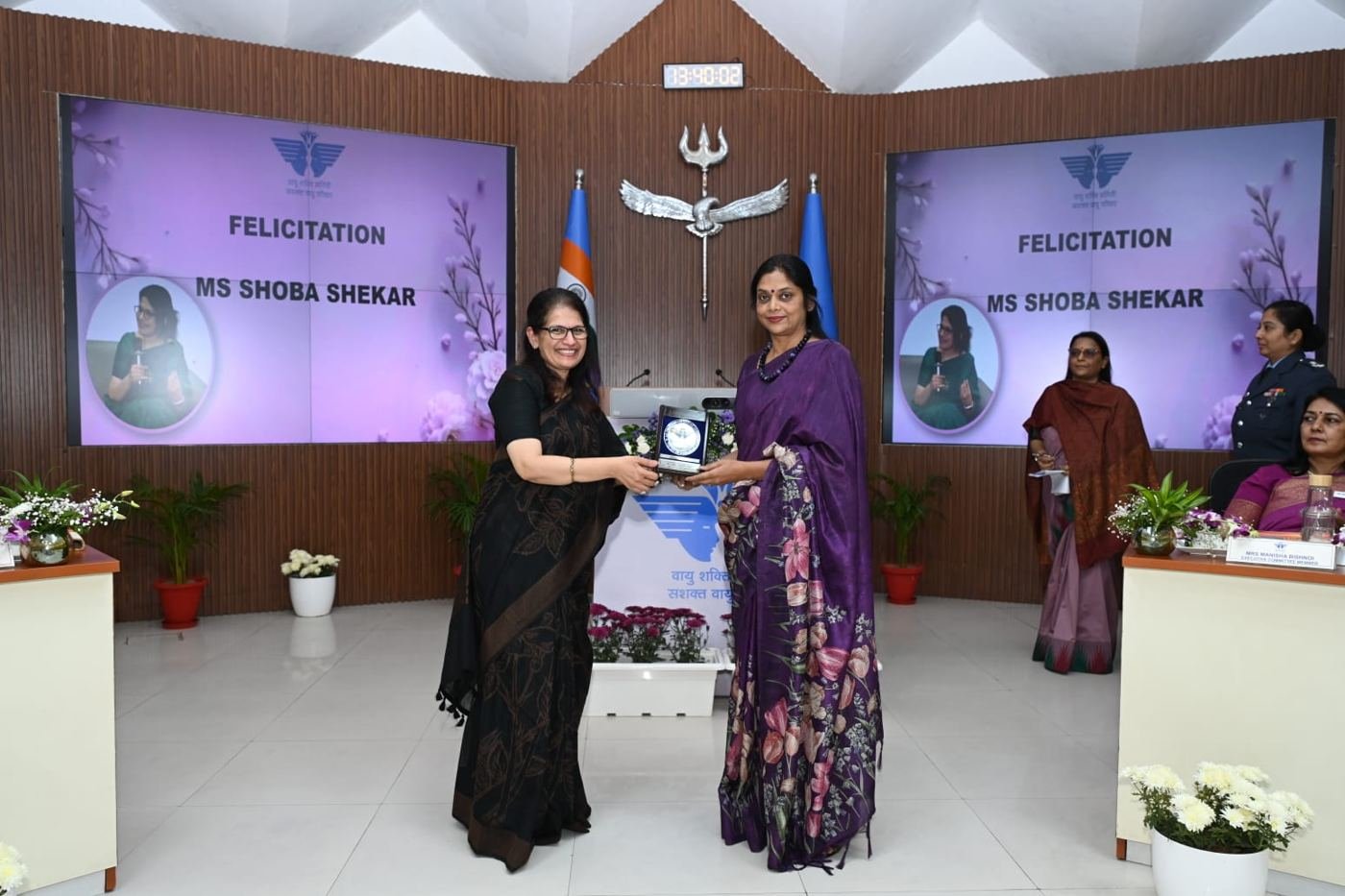 Shoba Shekar being felicitated by the Air Force Families Welfare Association